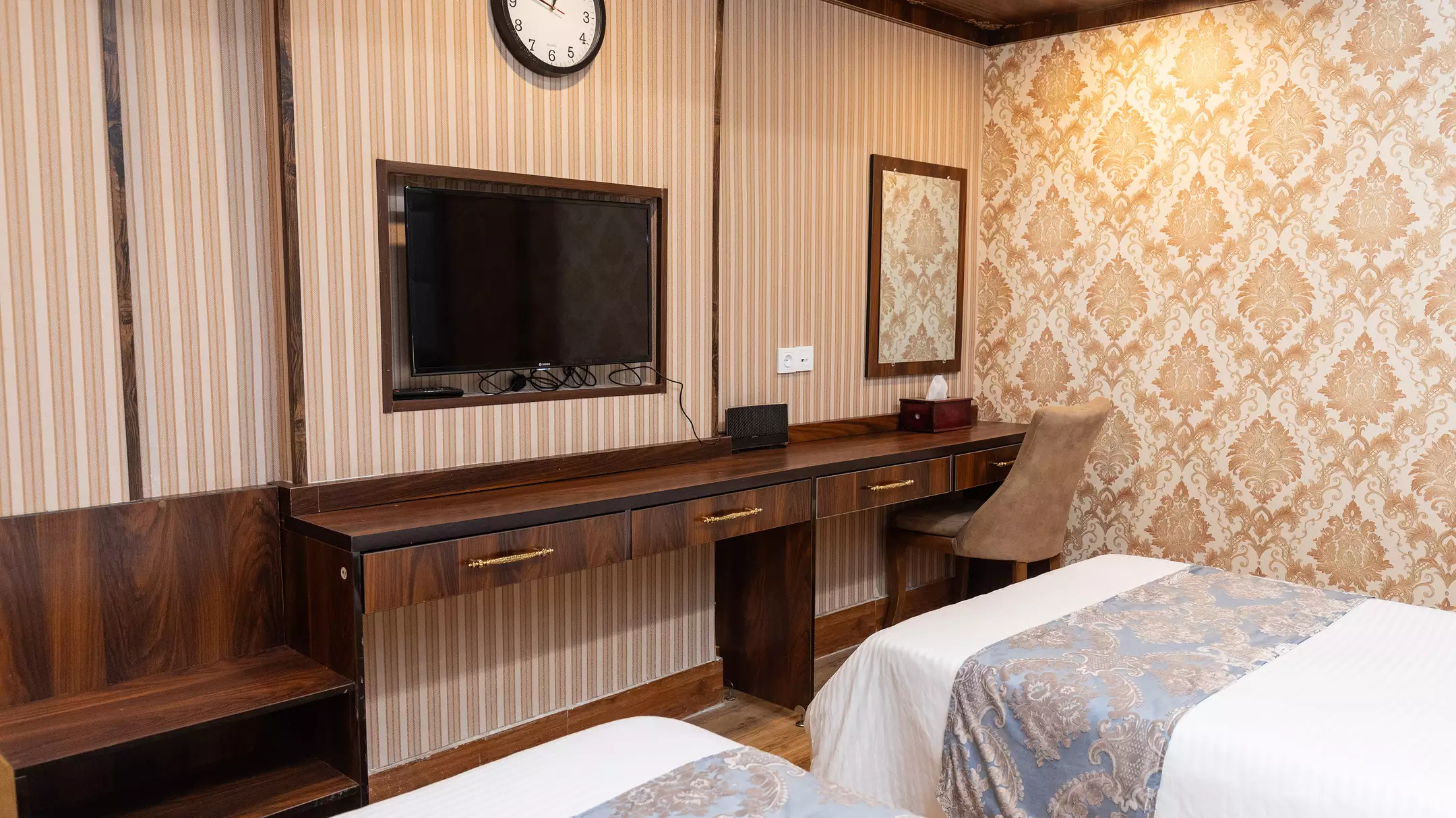 Alibaba https://cdn.alibaba.ir/ostorage/hotel-accommodation-images/674d804b7e75320ec907f2f6_هتل بغدادی - اتاق چهارتخته دبل رویال (1).webp